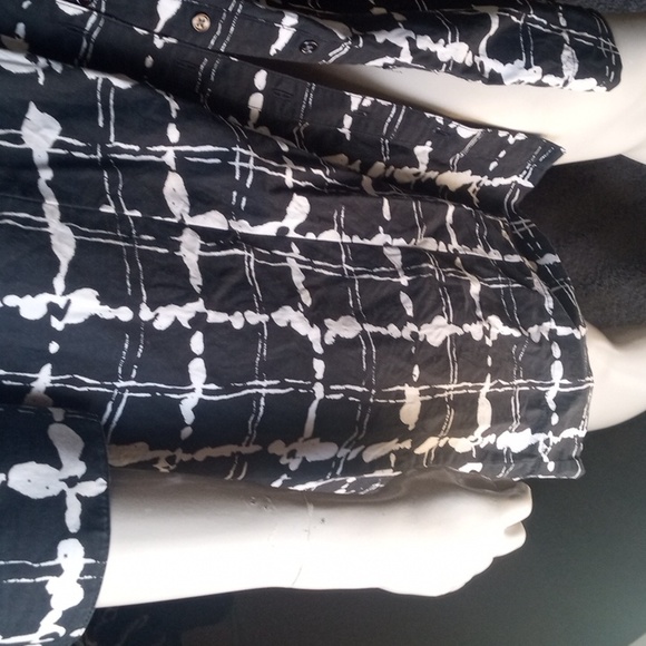 Express Design Black and White Large Fenced-Splat Pattern Size 12 Button up - Picture 5 of 6